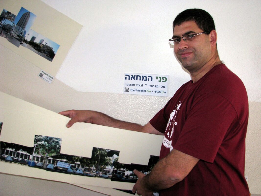 תולה את התערוכה בבניין נפתלי, אונ' ת"א. צילום: ליאור פנחסי