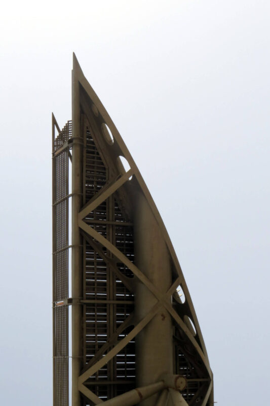 זה הטיל בחיפה? לא! זה גשר המעלית לים מלמטה