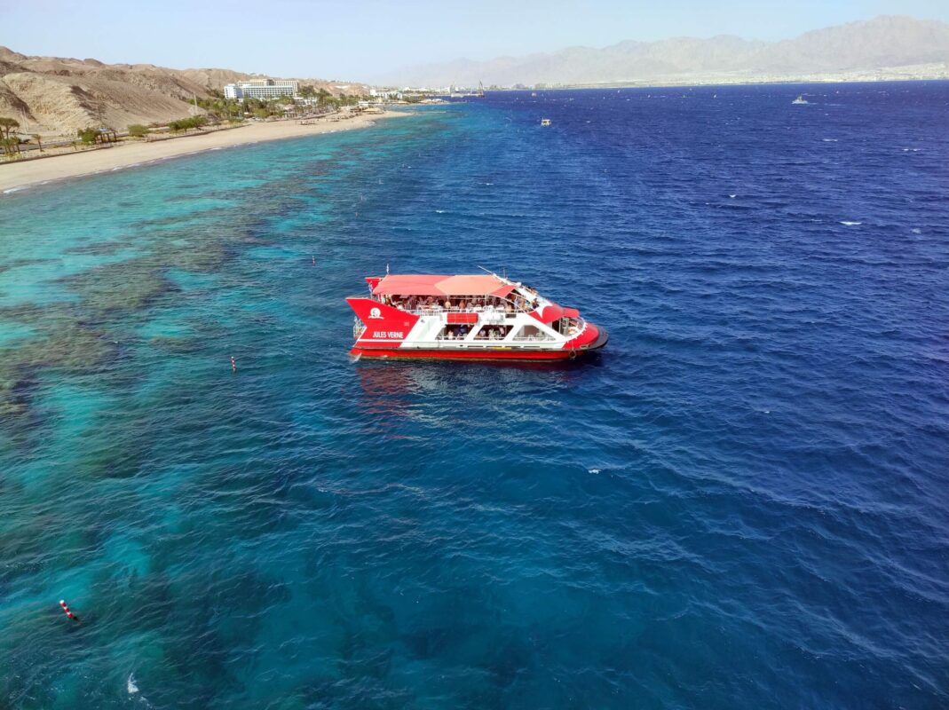 סירת התיירים האדומה