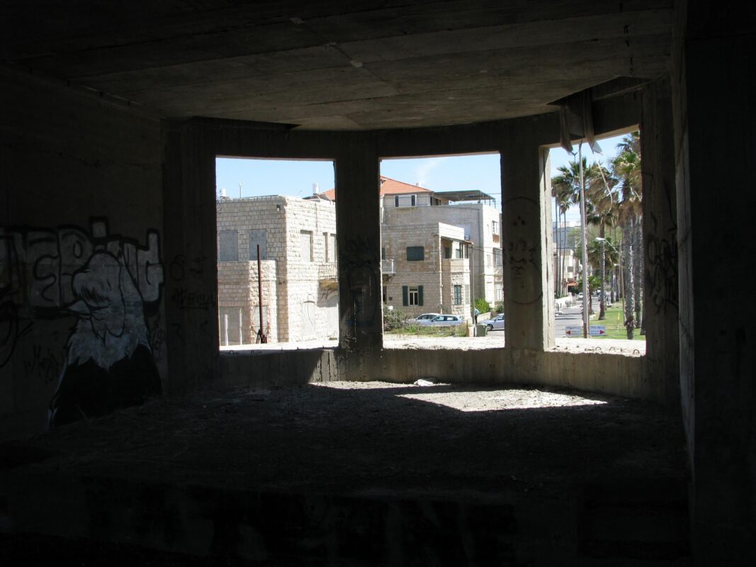 מבט מהקזינו, חשיפה החוצה