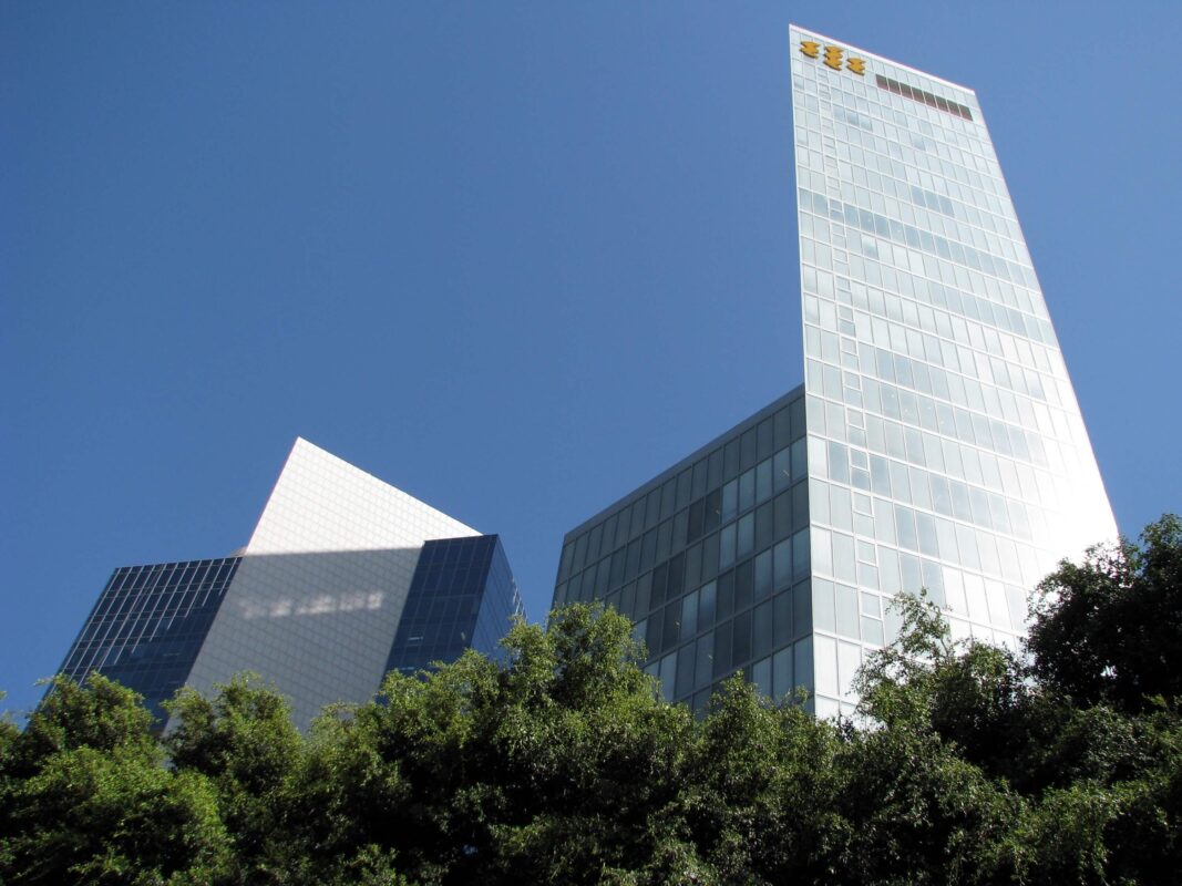 קווים חדים וארוכים מאד