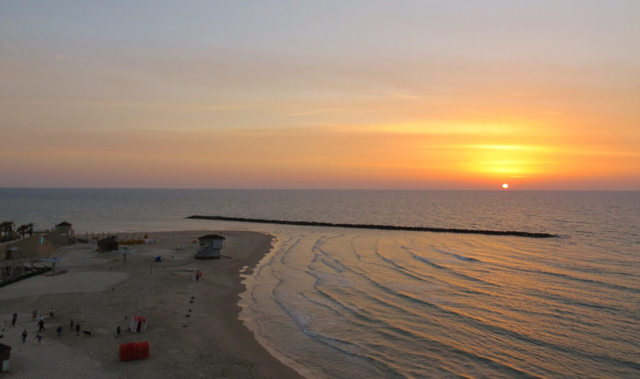 השקיעה ביום השוויון בשנה, 21 במרץ