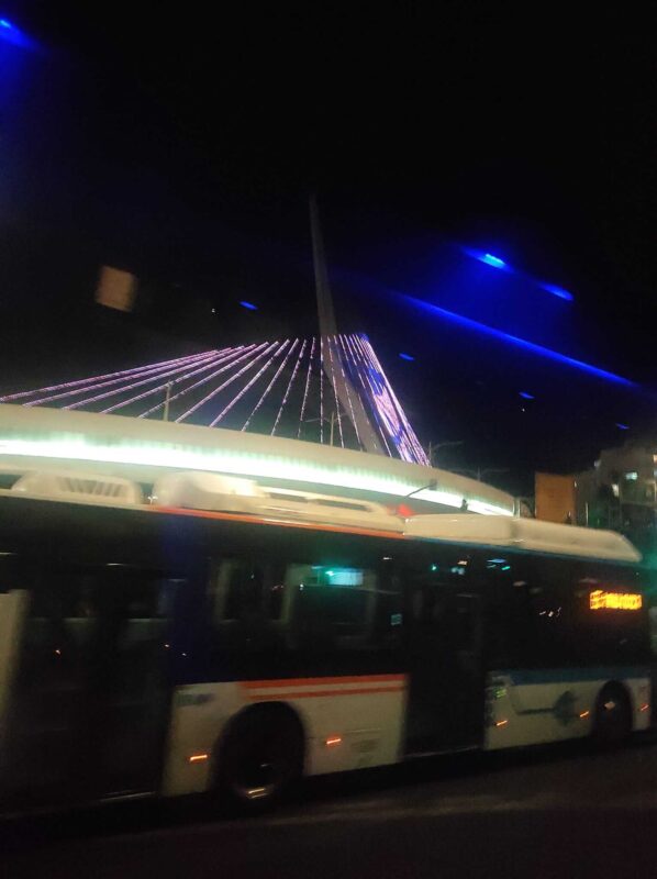 37 תאורה כחולה, תאורה לבנה, ודגל כחול לבן. מוגש על גג אוטובוס