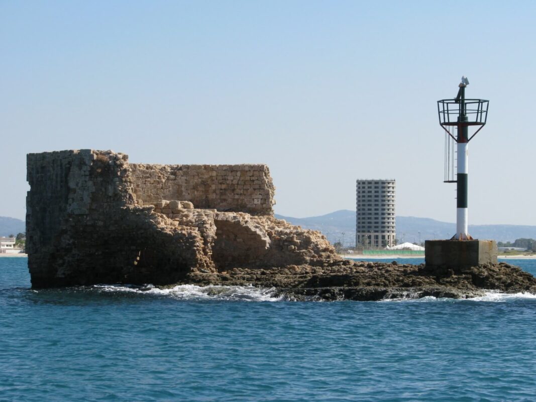 מלון אפור, פיל לבן