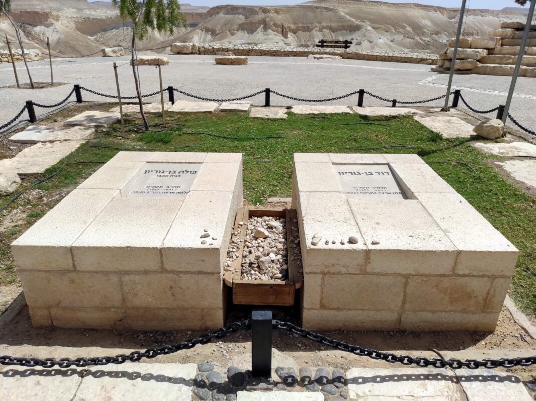 הקברים, גדר סמלית וקצת דשא