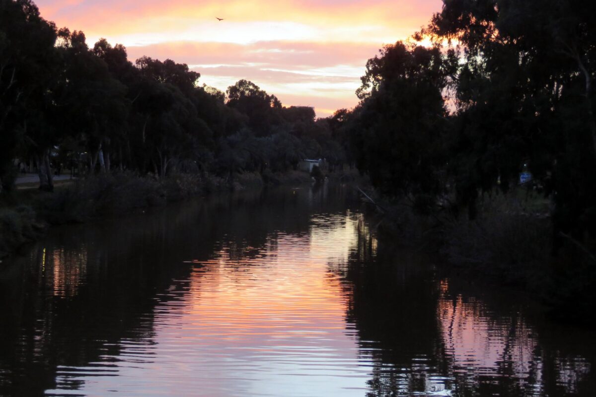 הנחל מאדים בשקיעה