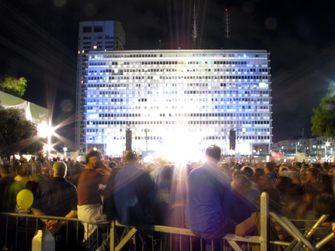 בניין העירייה מואר ומאיר