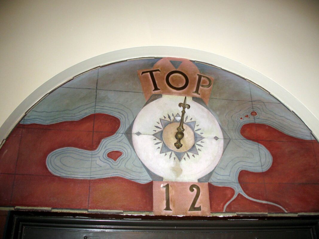 רק שלוש קומות במעלית