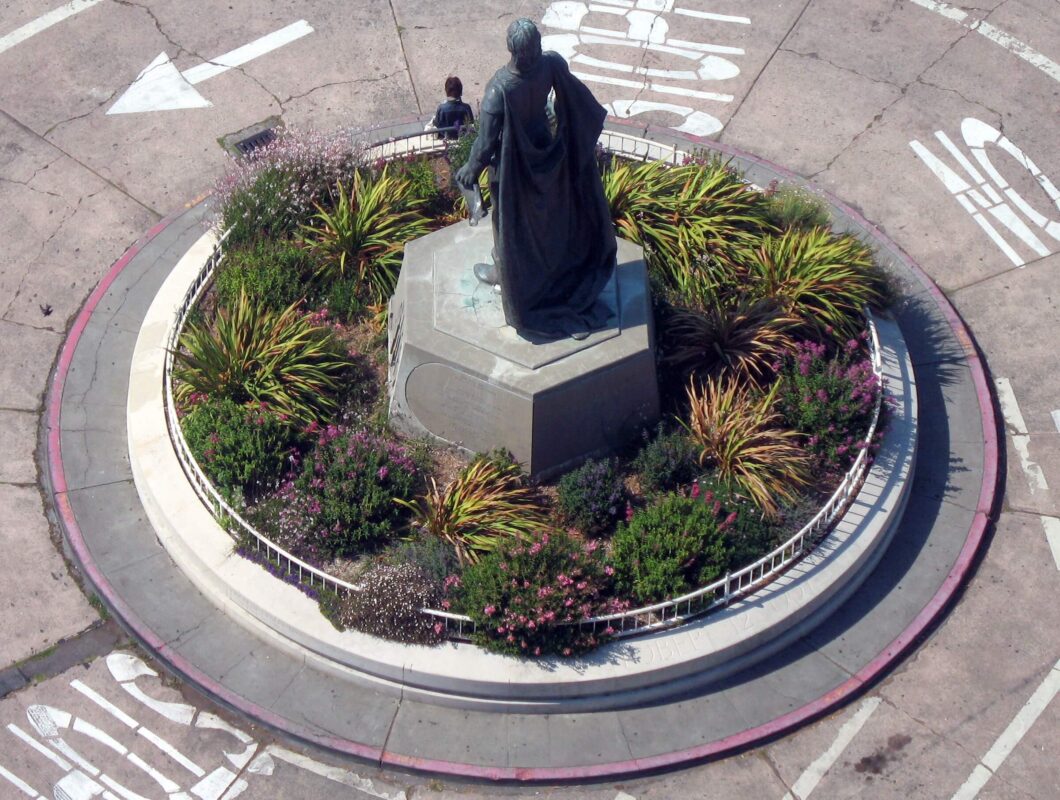 הפסל בככר, מלמעלה