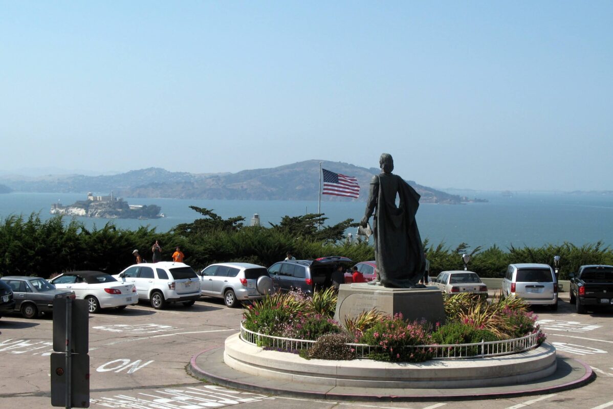 צופה על אלקטרז, שומר שלא יברחו?