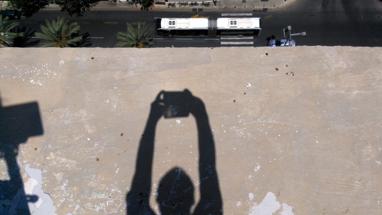 הגדרה עצמית: אני, מצלם, אוטובוס, מגבוה, מגג בניין עירייה, כמובן כחלק מפנורמה 🙂