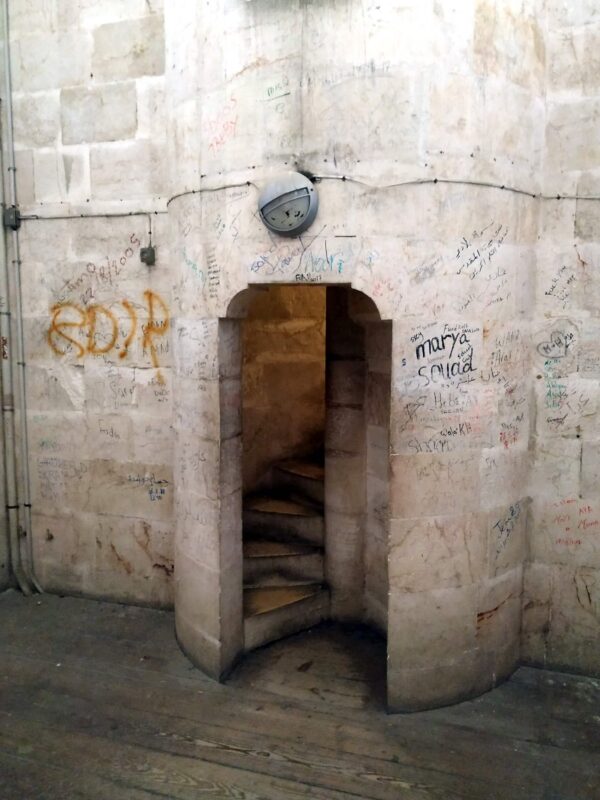 תחילת המדרגות. מוזר שיש גרפיטי במקום קדוש.