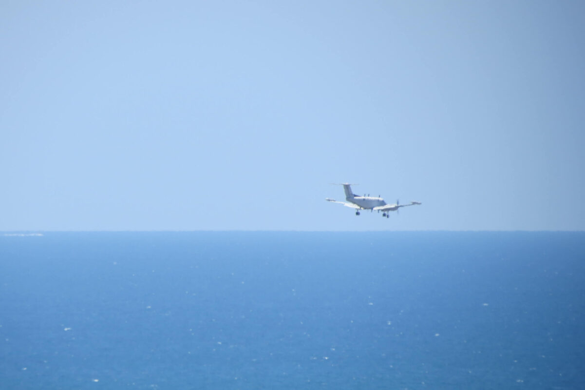 מטוס נוחת בשדה דב