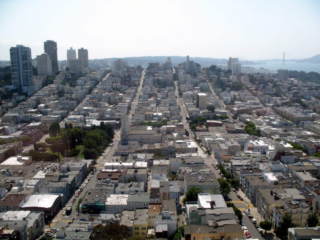 העיר נפרשת בפניך