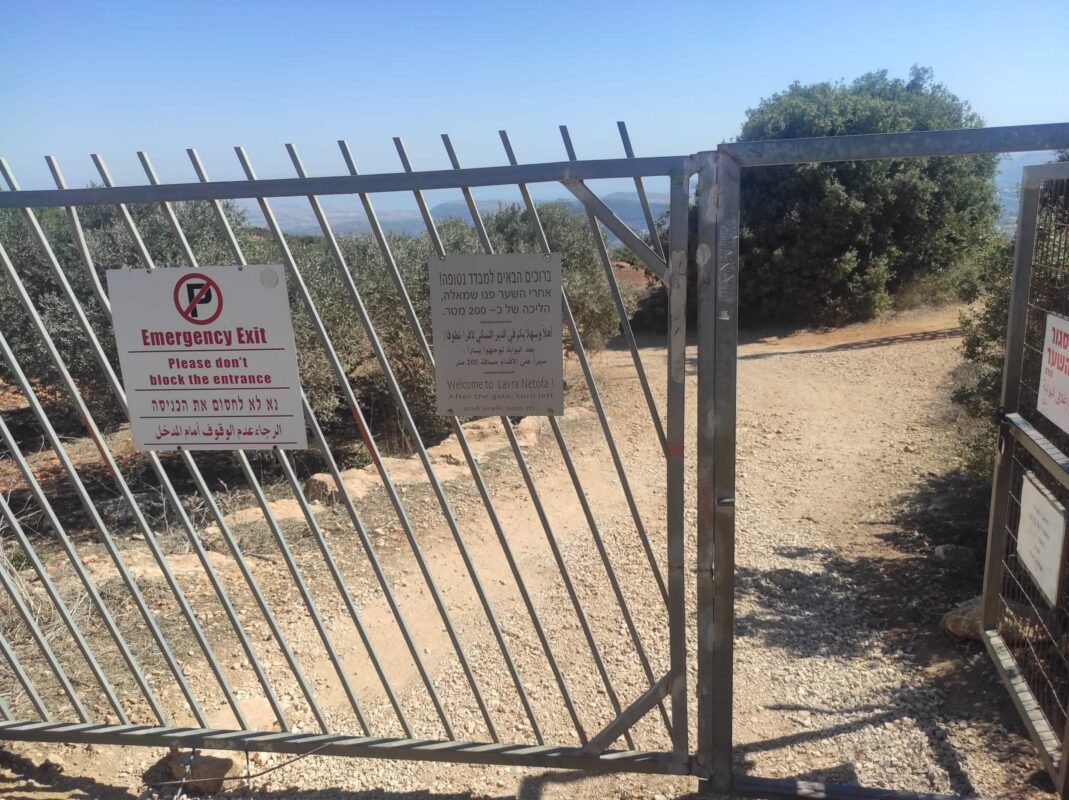 The entrance gate, right to the lookout, left to the hermitage