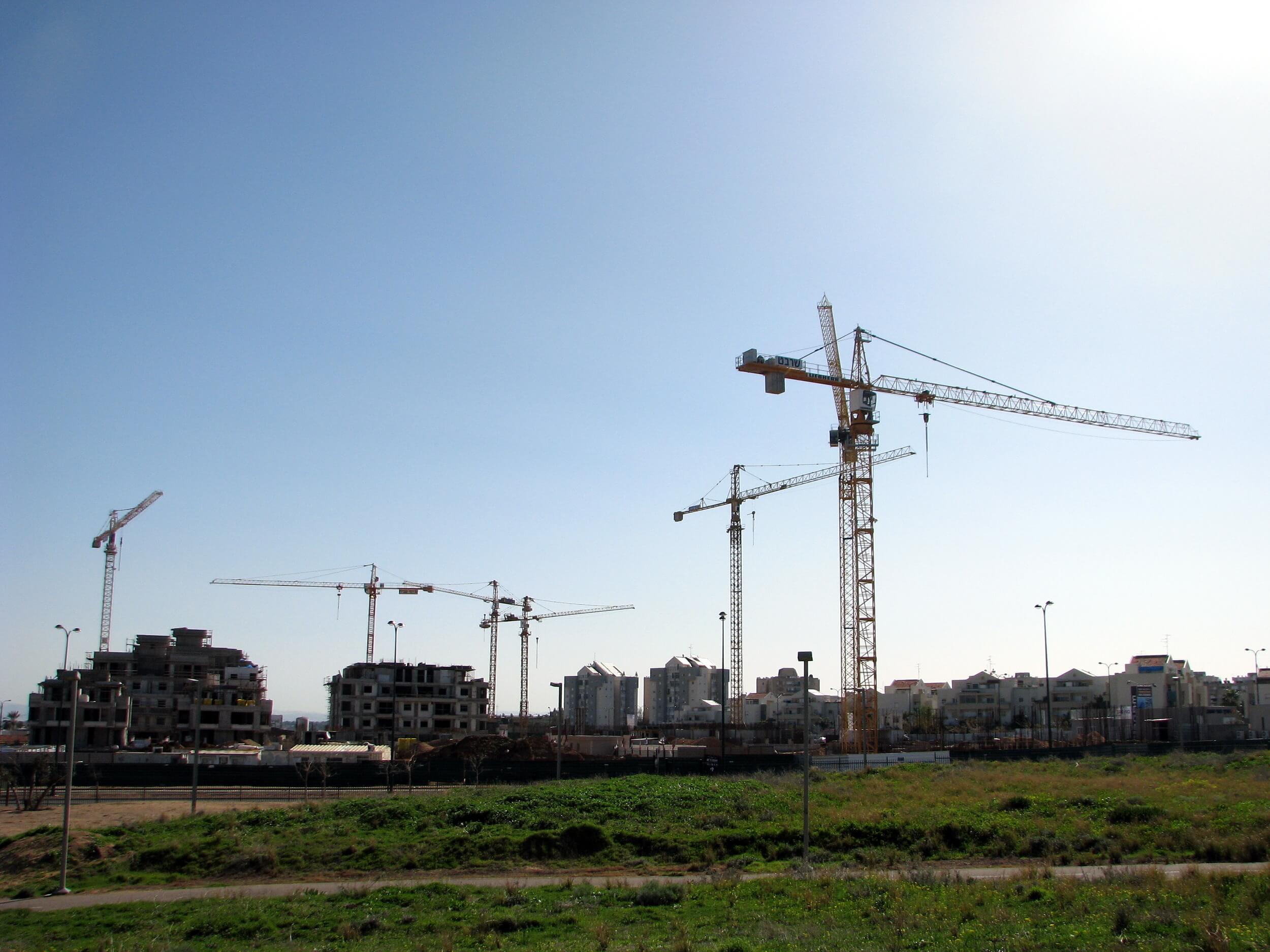 Opposite the Park, a Neighborhood is Growing (Agamim)