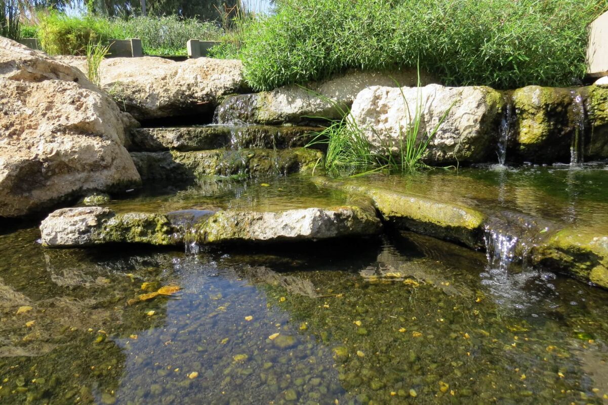 מפלי מים קטנים