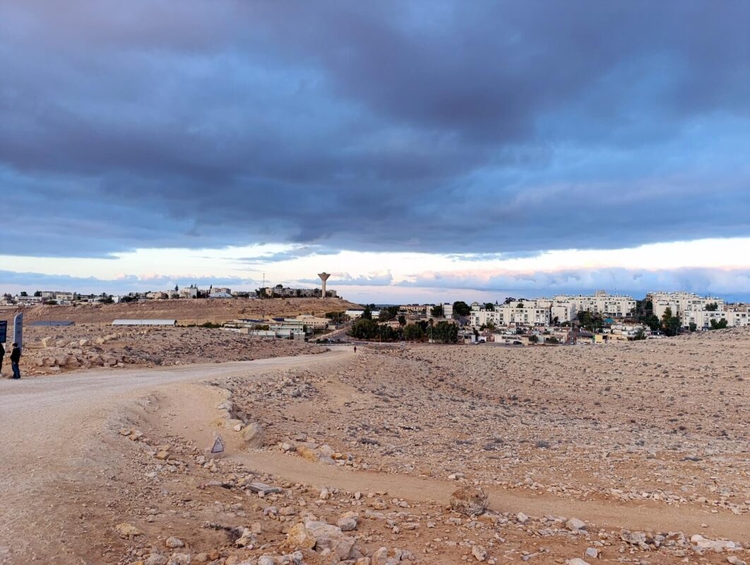 עיירה ציורית עם מגדל מים