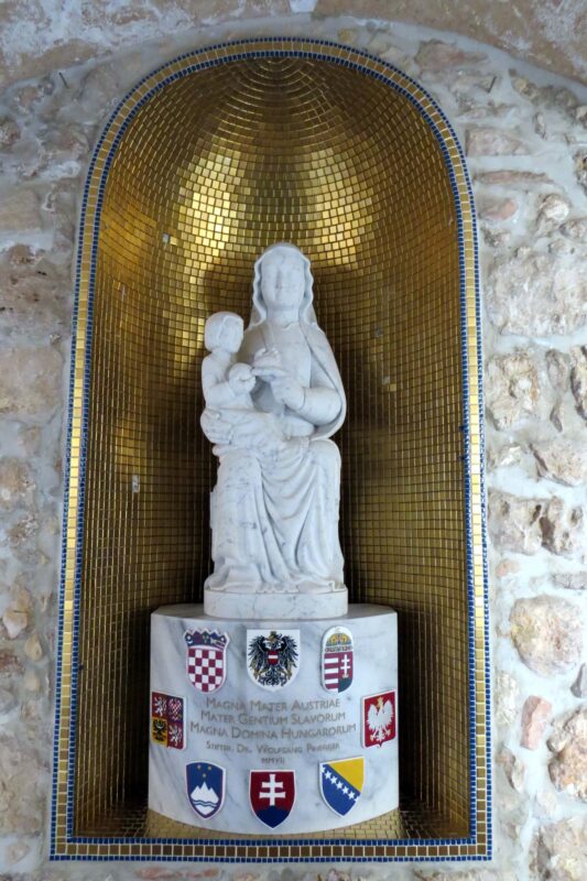 "האם הגדולה של אוסטריה, אם העמים הסלאביים, הגבירה הגדולה של ההונגרים", שכחו רק "הראשונה לשמה"