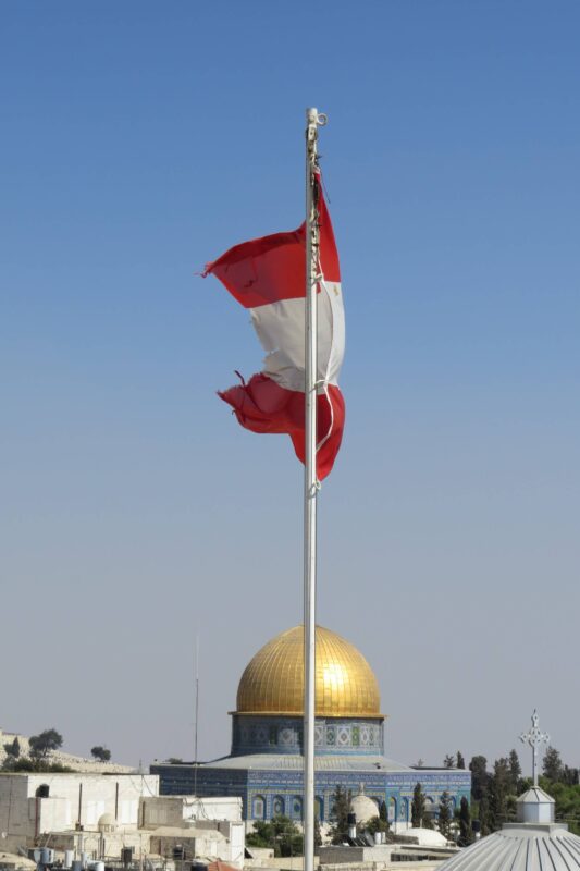 משחקי זוית עם הדגל האוסטרי וכיפת הסלע