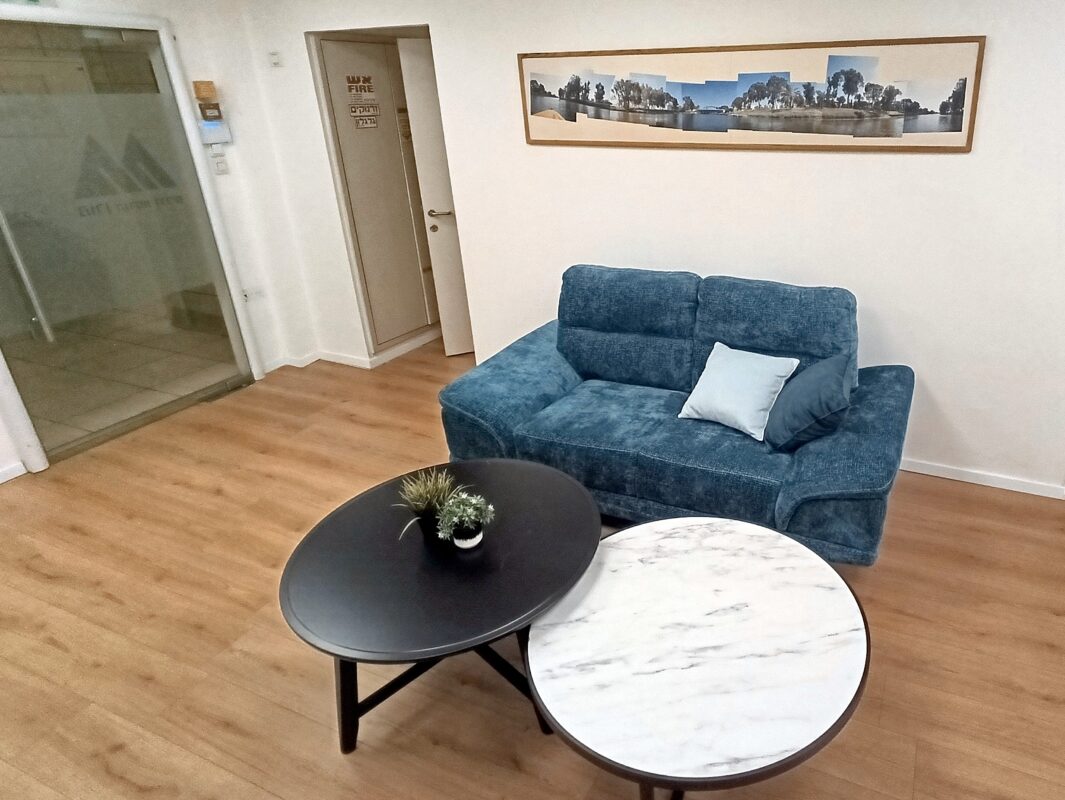 תמונה ממוסגרת במשרד