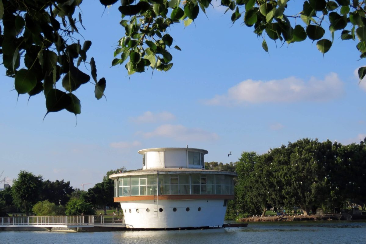 Restaurant clouds and leaves