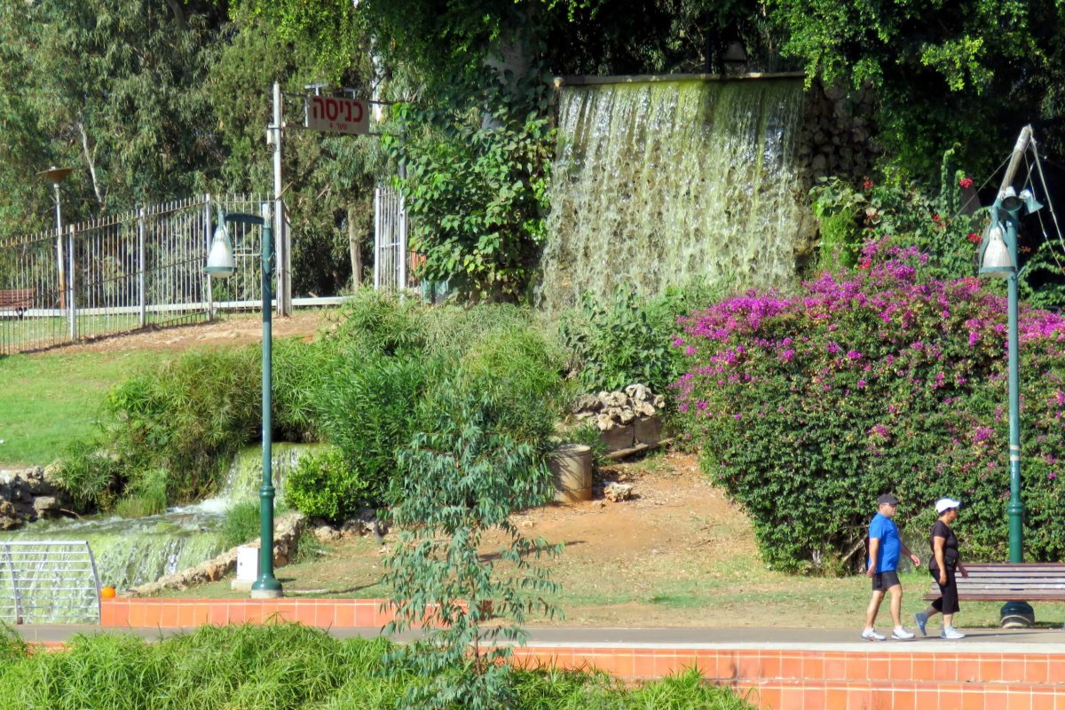 Artificial waterfall