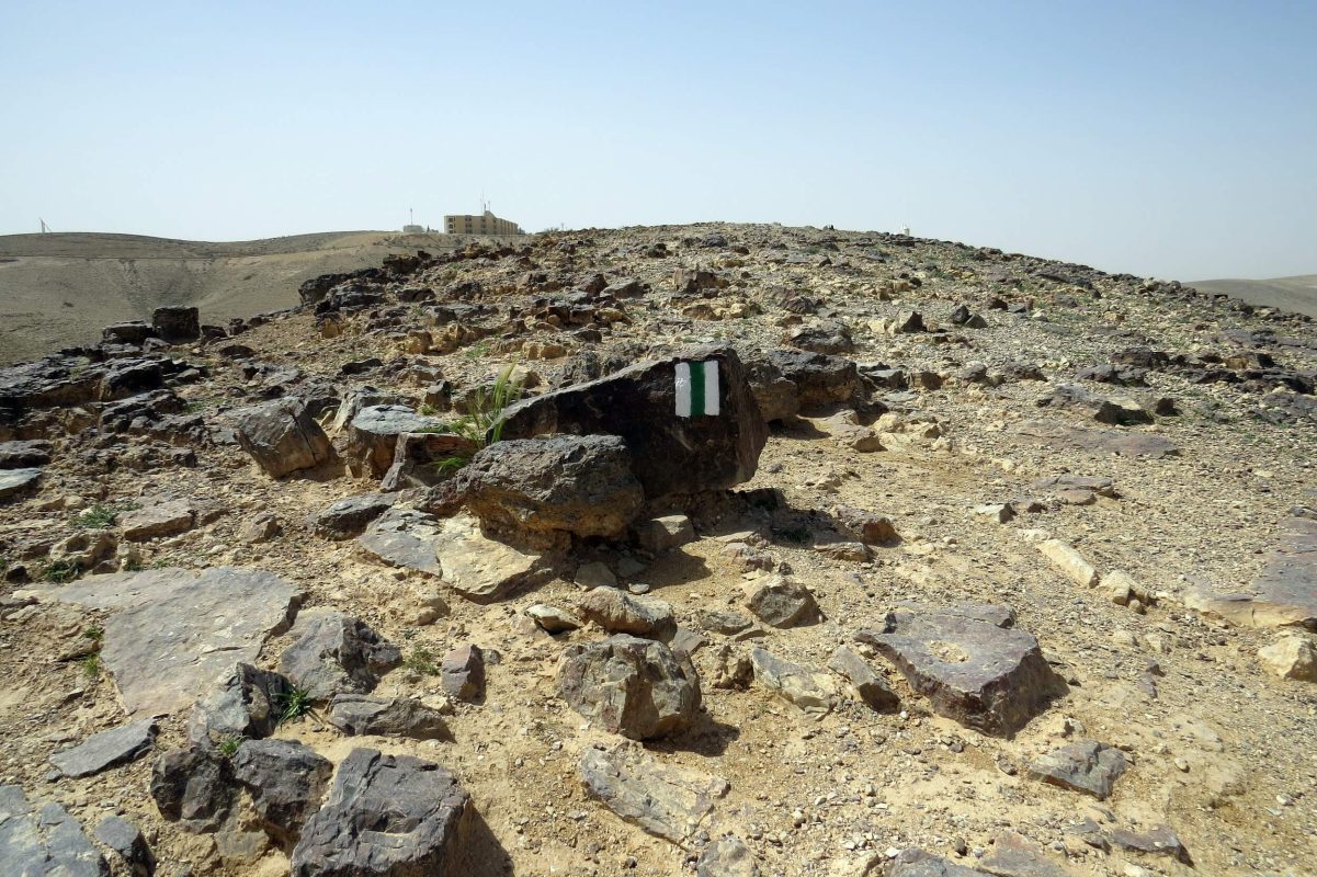 בקצה השביל הלבן-ירוק-לבן