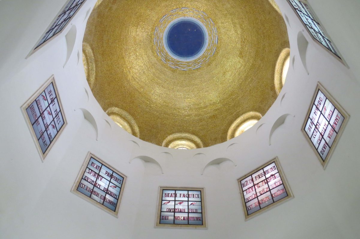 תקרת הכנסייה - כיפה מוזהבת