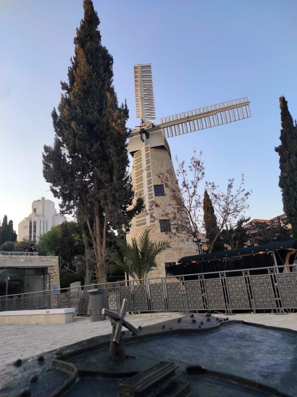 המקור והמיניאטורה