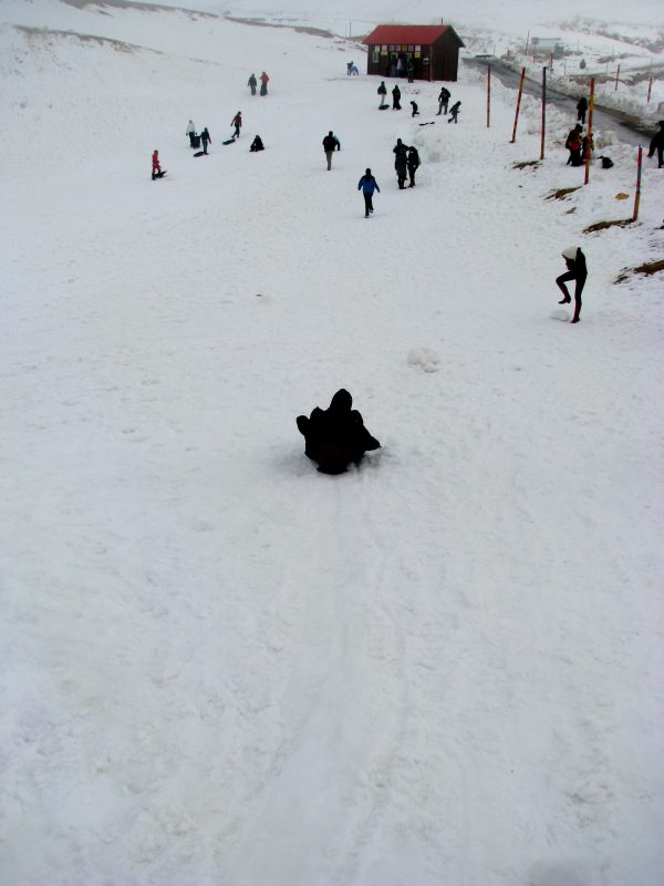 אל הבית עם הגג האדום