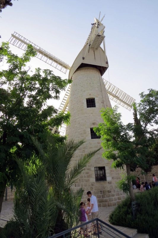 הטחנה מאחור