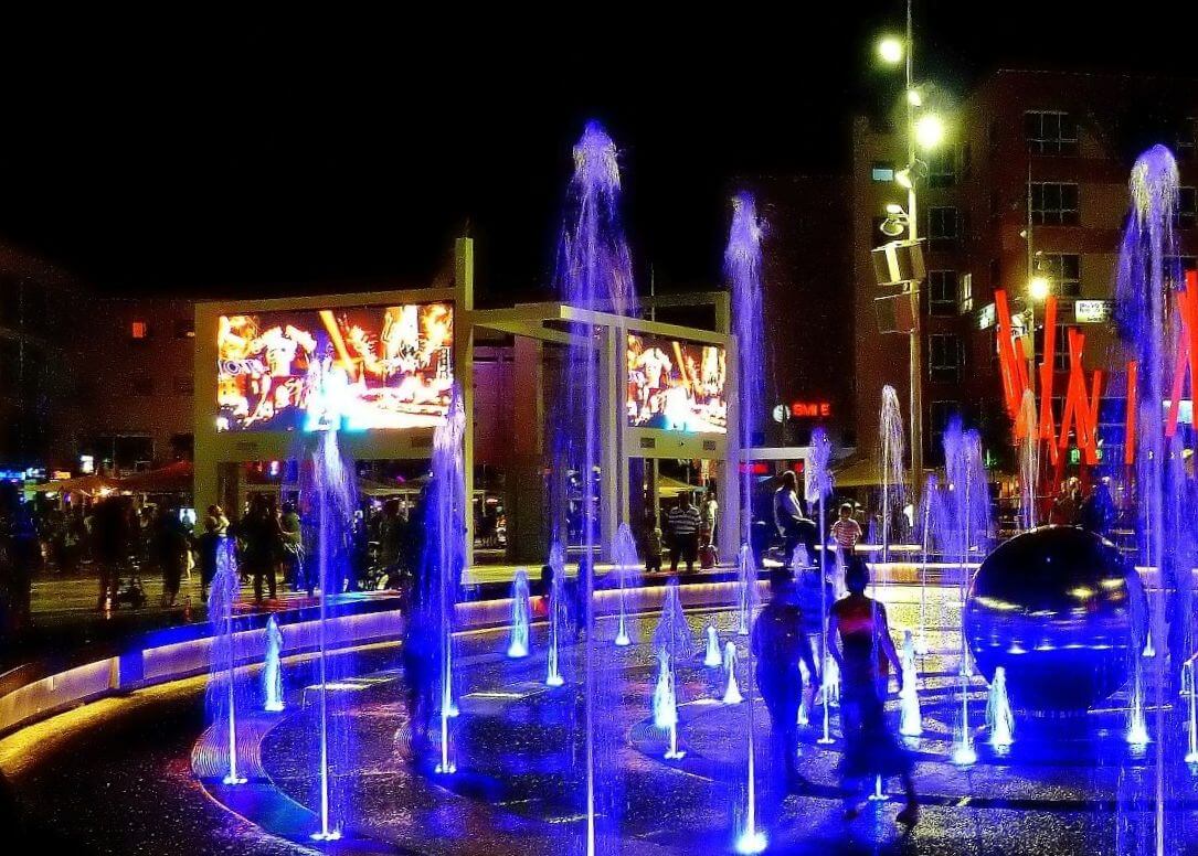 Screens and fountain