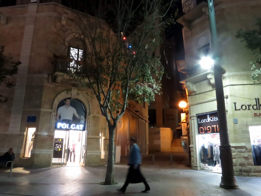 The green woman not at the traffic light