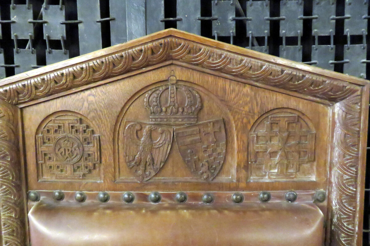 הגילוף בכס הכבוד