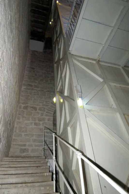 הדרך למעלה, במדרגות