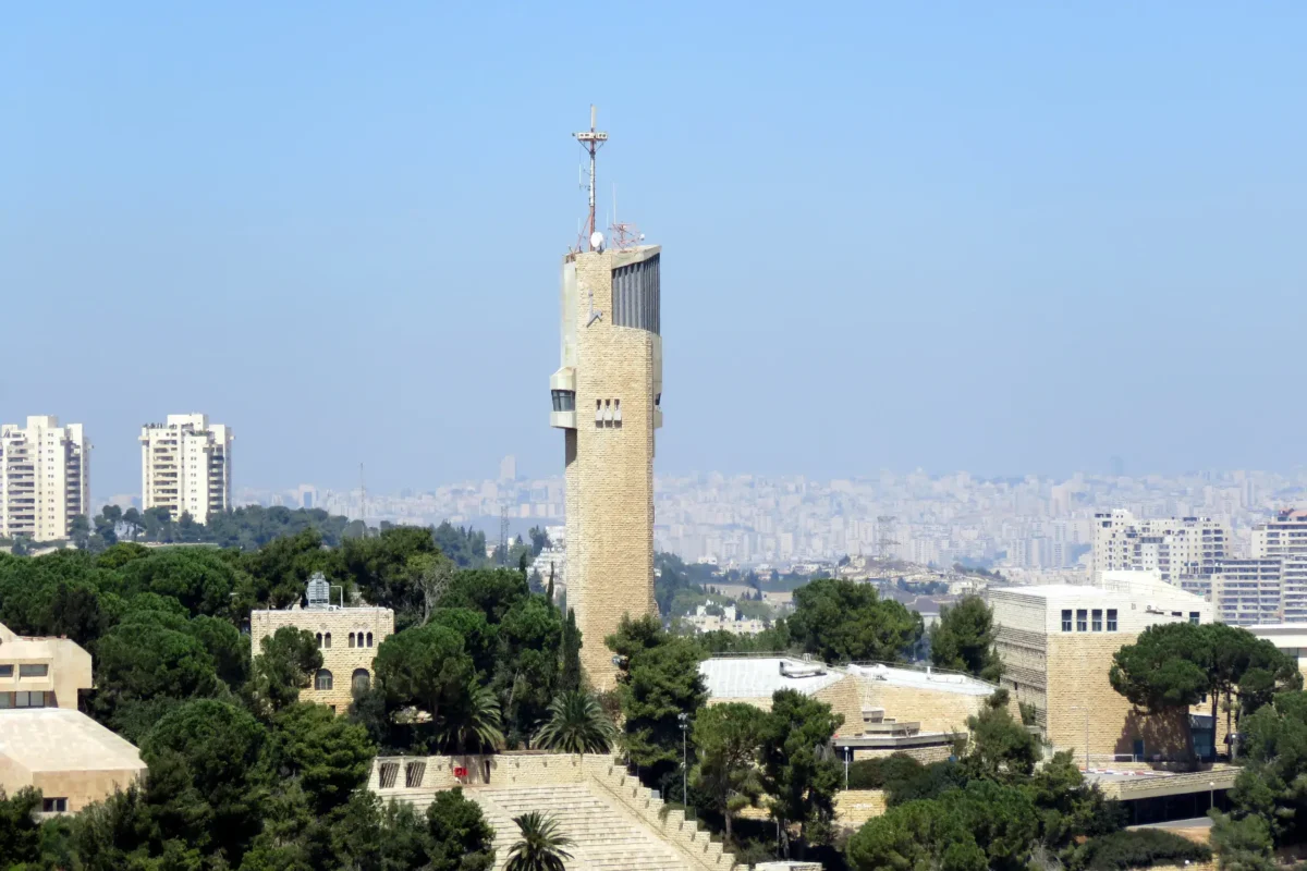 מגדל אוניברסיטת הר הצופים, השכן מצפון