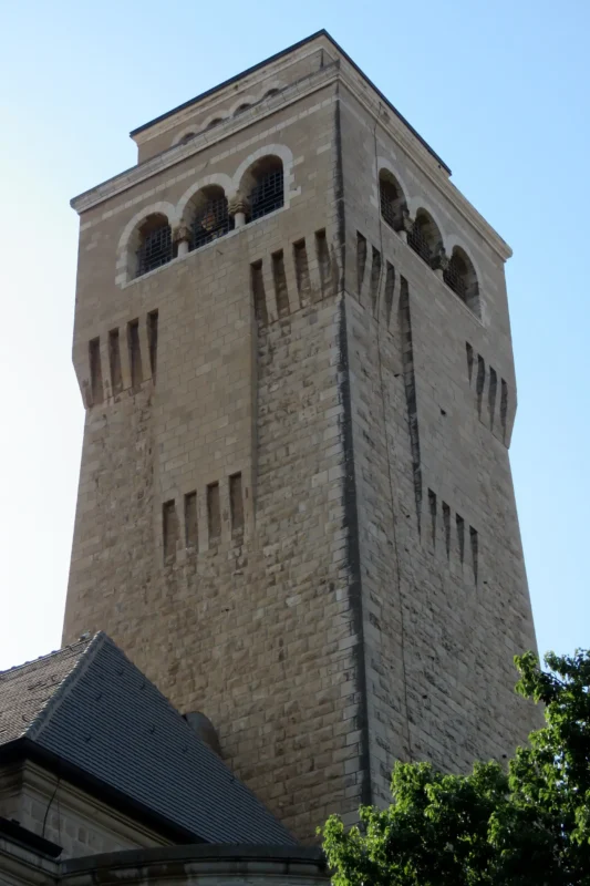 המגדל מלמטה