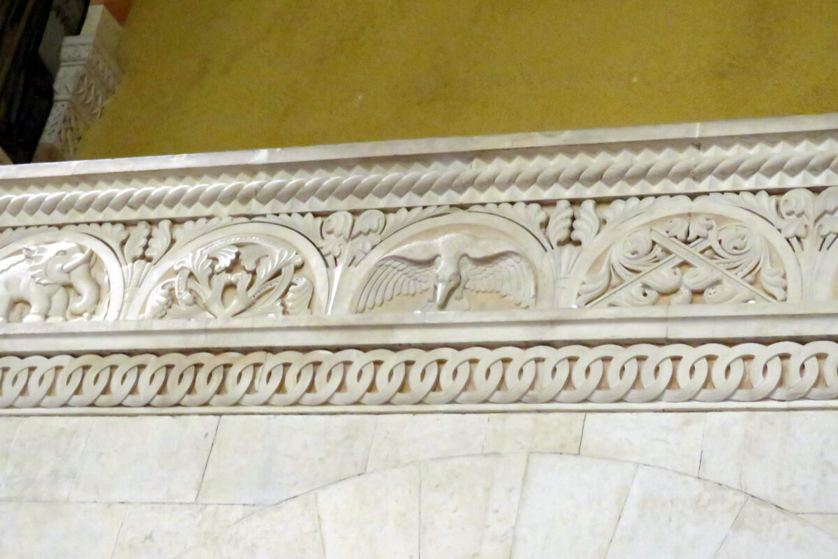 קשה לדחוס נשר ופיל לתוך חצי עיגול