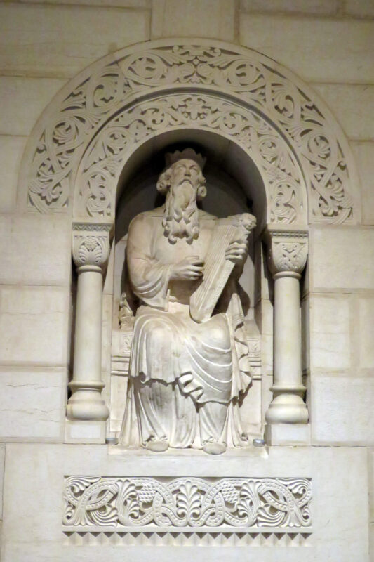 דוד המלך פורט על כינור דוד