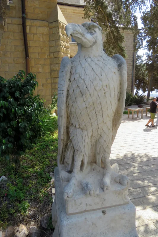 עיט אבן שומר על הכניסה