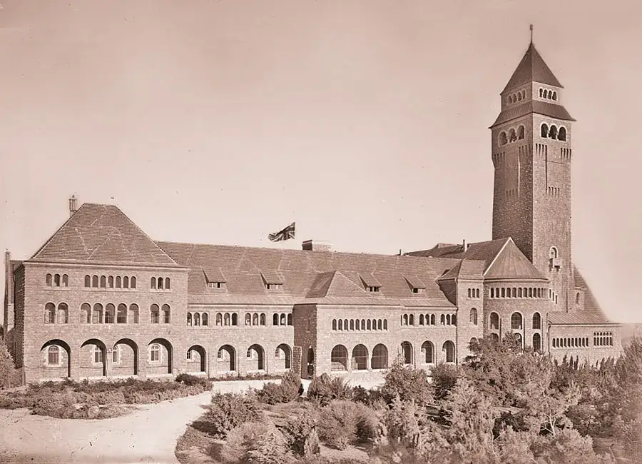 המבנה שימש למגורי הנציב הבריטי, ראו את הדגל