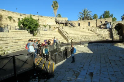 זה תיאטרון. לא אמפי תאטרון