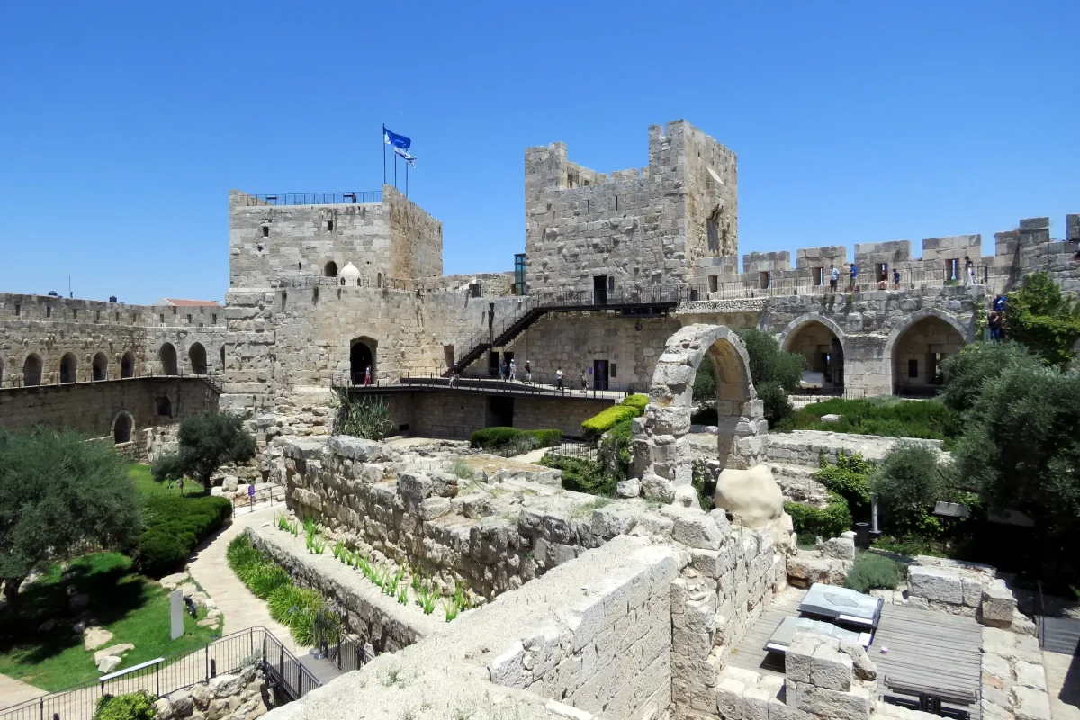 הצריח השמאלי דווקא יותר גבוה