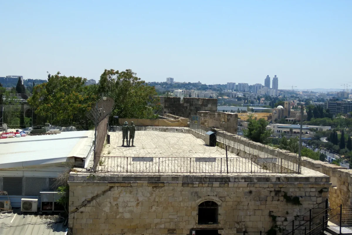 שני שומרים עם משמעת ברזל