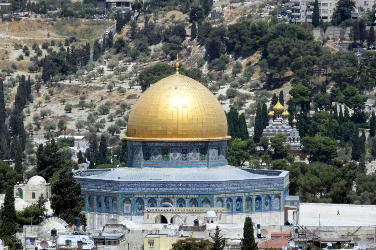 שבע כיפות מוזהבות