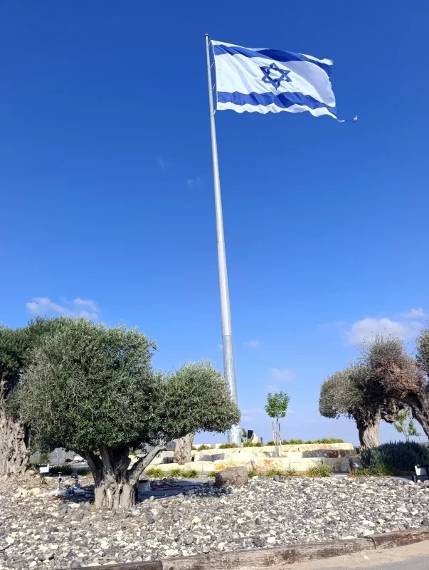 הדגל מתנפנף